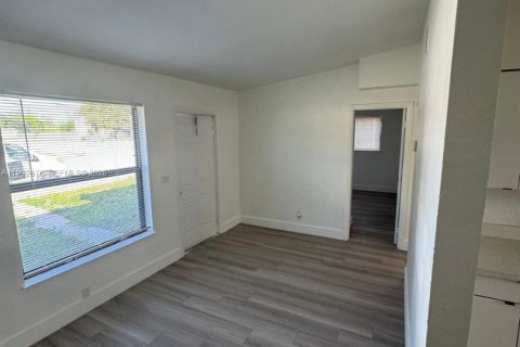 Commercial property in Opa-locka, Florida 111.48 sq.m. № 2062807 - photo 9