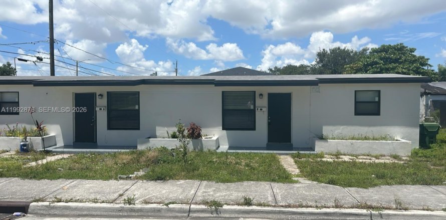 Commercial property in Opa-locka, Florida 111.48 sq.m. № 2062807