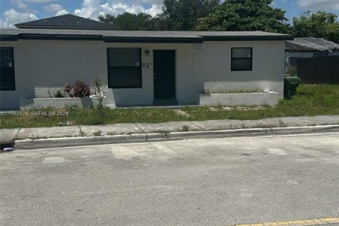 Commercial property in Opa-locka, Florida 111.48 sq.m. № 2062807 - photo 12