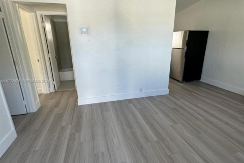 Commercial property in Opa-locka, Florida 111.48 sq.m. № 2062807 - photo 3