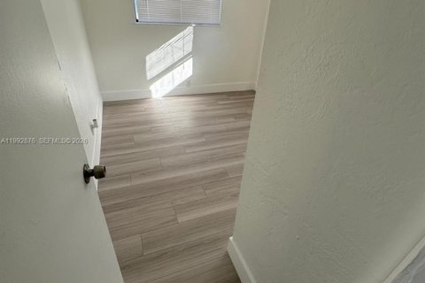 Commercial property in Opa-locka, Florida 111.48 sq.m. № 2062807 - photo 7