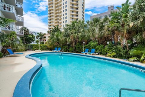 Купить кондоминиум в Бей-Харбор-Айлендс, Флорида 1 спальня, 85.38м2, № 2015197 - фото 28