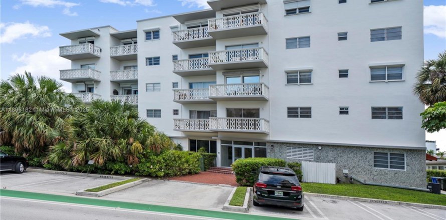 Кондоминиум с 1 спальней в Бей-Харбор-Айлендс, Флорида № 2015197