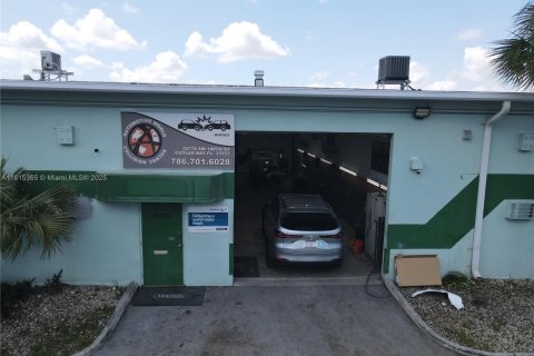 Commercial property in Cutler Bay, Florida № 1777592 - photo 1
