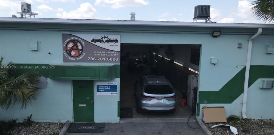 Commercial property in Cutler Bay, Florida № 1777592