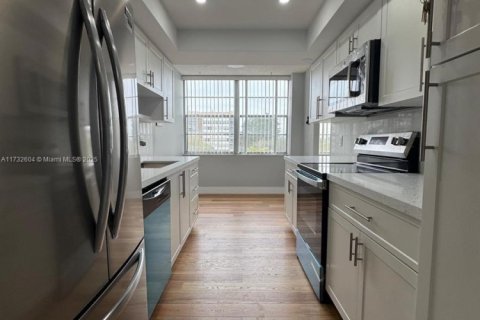 Condo in Pembroke Pines, Florida, 2 bedrooms  № 1764016 - photo 2