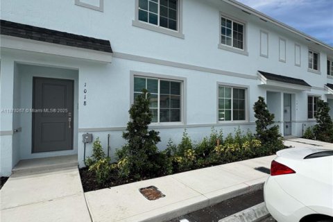 Adosado en alquiler en Florida City, Florida, 3 dormitorios, 115.85 m2 № 1923313 - foto 1