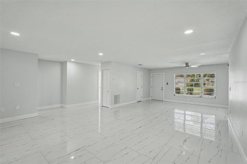 Villa ou maison à louer à Sarasota, Floride: 3 chambres, 156.17 m2 № 2432590 - photo 13