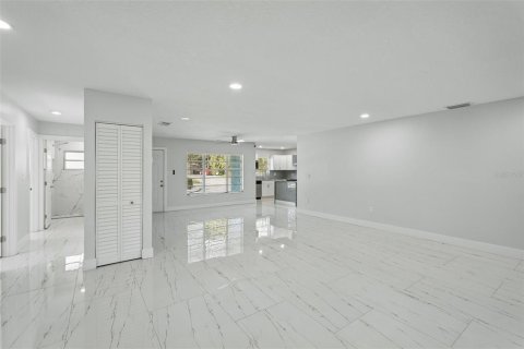 Villa ou maison à louer à Sarasota, Floride: 3 chambres, 156.17 m2 № 2432590 - photo 12