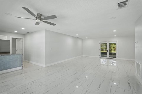 Villa ou maison à louer à Sarasota, Floride: 3 chambres, 156.17 m2 № 2432590 - photo 10