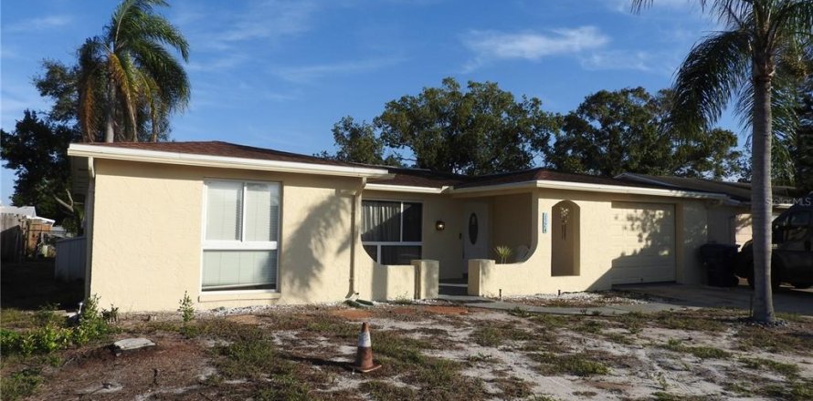 House in Holiday, Florida 3 bedrooms, 129.41 sq.m. № 2115810