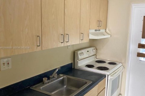 Apartment in Miami, Florida 2 bedrooms, 532.14 sq.m. № 2170762
