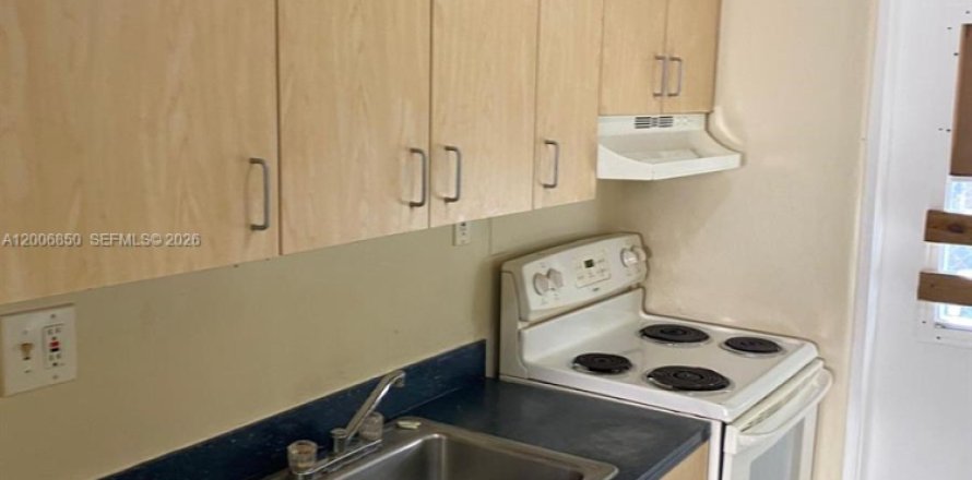Apartment in Miami, Florida 2 bedrooms, 532.14 sq.m. № 2170762