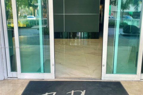 Condominio en venta en Miami, Florida, 1 dormitorio, 59.36 m2 № 2003690 - foto 2
