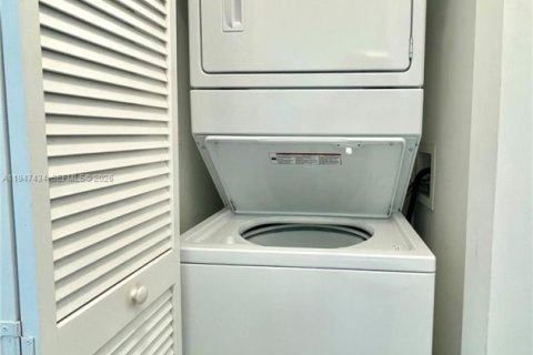 Condominio en venta en Miami, Florida, 1 dormitorio, 59.36 m2 № 2003690 - foto 18