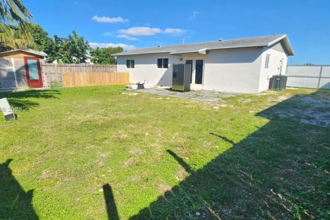 Снять в аренду виллу или дом в Хомстед, Флорида 3 спальни, 94.02м2, № 1976998 - фото 12