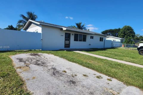 Снять в аренду виллу или дом в Хомстед, Флорида 3 спальни, 94.02м2, № 1976998 - фото 1