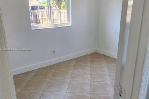 Снять в аренду виллу или дом в Хомстед, Флорида 3 спальни, 94.02м2, № 1976998 - фото 3