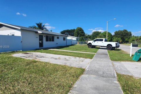 Снять в аренду виллу или дом в Хомстед, Флорида 3 спальни, 94.02м2, № 1976998 - фото 8