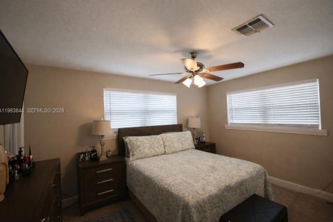 Casa en alquiler en Miami, Florida, 3 dormitorios, 166.67 m2 № 2045778 - foto 5