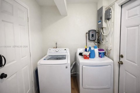 Casa en alquiler en Miami, Florida, 3 dormitorios, 166.67 m2 № 2045778 - foto 9