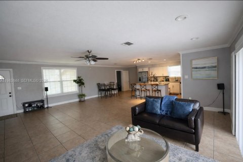 Casa en alquiler en Miami, Florida, 3 dormitorios, 166.67 m2 № 2045778 - foto 4