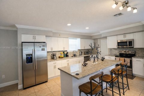 Casa en alquiler en Miami, Florida, 3 dormitorios, 166.67 m2 № 2045778 - foto 2