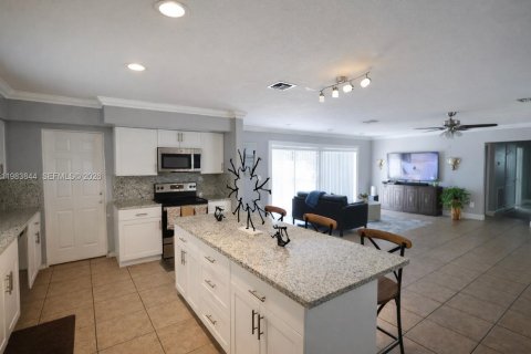 Casa en alquiler en Miami, Florida, 3 dormitorios, 166.67 m2 № 2045778 - foto 3