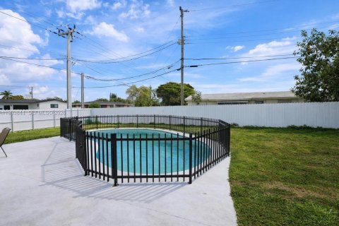 Casa en alquiler en Miami, Florida, 3 dormitorios, 166.67 m2 № 2045778 - foto 11