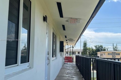 Propiedad comercial en venta en Miami, Florida, 350.06 m2 № 1772617 - foto 5
