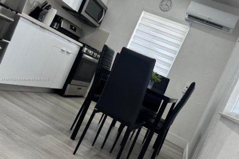Propiedad comercial en venta en Miami, Florida, 350.06 m2 № 1772617 - foto 9