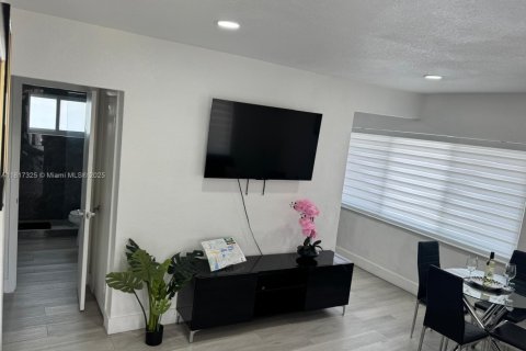 Propiedad comercial en venta en Miami, Florida, 350.06 m2 № 1772617 - foto 17