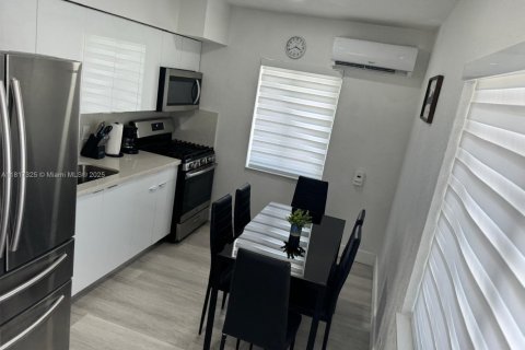 Propiedad comercial en venta en Miami, Florida, 350.06 m2 № 1772617 - foto 10