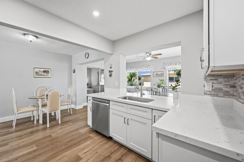 House in Tamarac, Florida 2 bedrooms, 100.52 sq.m. № 2245738 - photo 10