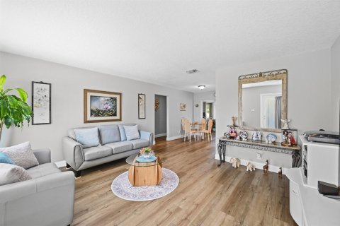 House in Tamarac, Florida 2 bedrooms, 100.52 sq.m. № 2245738 - photo 3