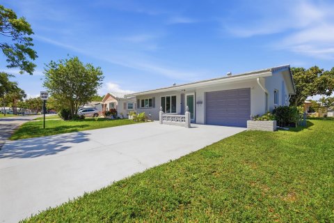House in Tamarac, Florida 2 bedrooms, 100.52 sq.m. № 2245738 - photo 2