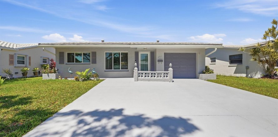 House in Tamarac, Florida 2 bedrooms, 100.52 sq.m. № 2245738