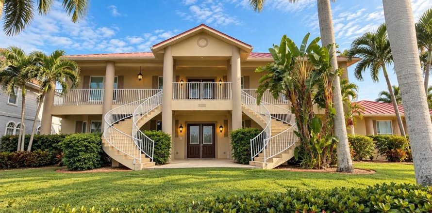House in Fort Myers, Florida 5 bedrooms, 469.25 sq.m. № 2415464