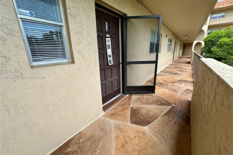 Apartment in Lauderhill, Florida 2 bedrooms, 104.98 sq.m. № 2252255 - photo 5