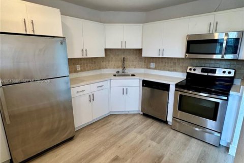 Apartment in Lauderhill, Florida 2 bedrooms, 104.98 sq.m. № 2252255 - photo 9