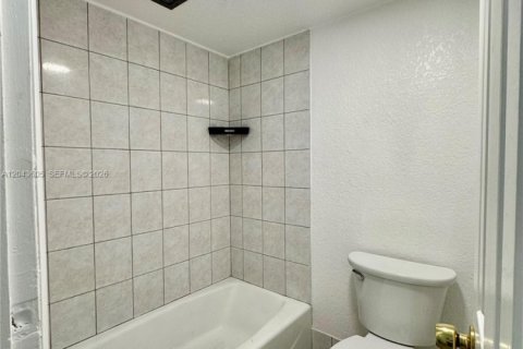 Apartment in Lauderhill, Florida 2 bedrooms, 104.98 sq.m. № 2252255 - photo 12