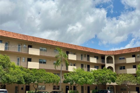 Apartment in Lauderhill, Florida 2 bedrooms, 104.98 sq.m. № 2252255 - photo 4