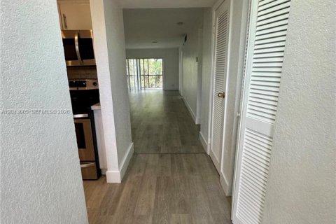 Apartment in Lauderhill, Florida 2 bedrooms, 104.98 sq.m. № 2252255 - photo 6