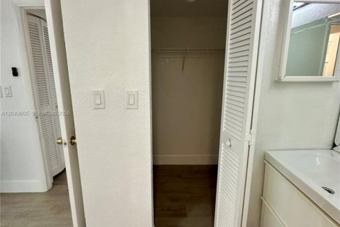 Apartment in Lauderhill, Florida 2 bedrooms, 104.98 sq.m. № 2252255 - photo 13
