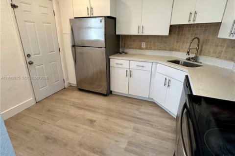 Apartment in Lauderhill, Florida 2 bedrooms, 104.98 sq.m. № 2252255 - photo 8