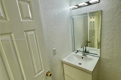 Apartment in Lauderhill, Florida 2 bedrooms, 104.98 sq.m. № 2252255 - photo 16