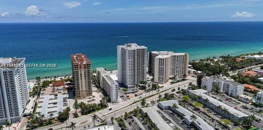 Кондоминиум с 2 спальнями в Халландейл-Бич, Флорида № 1999058