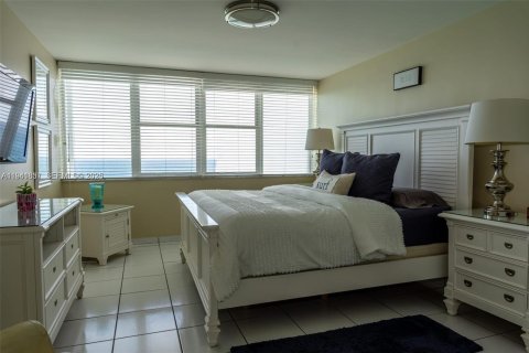 Снять в аренду кондоминиум в Халландейл-Бич, Флорида 2 спальни, 100.33м2, № 1999058 - фото 14