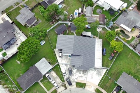 House in Miami, Florida 7 bedrooms, 293.01 sq.m. № 1768848 - photo 12