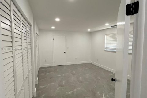 House in Miami, Florida 7 bedrooms, 293.01 sq.m. № 1768848 - photo 10
